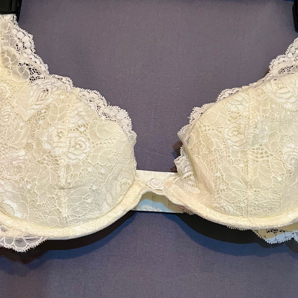 Victoria's Secret Lace Underwire Bra - Cream